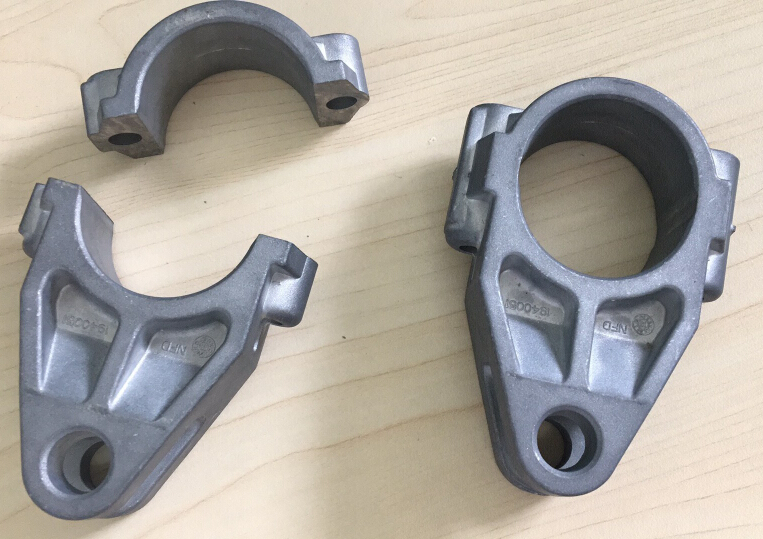 鋁鑄造冒口切割設備用于汽車零部件，一模兩穴壓鑄件切割方案