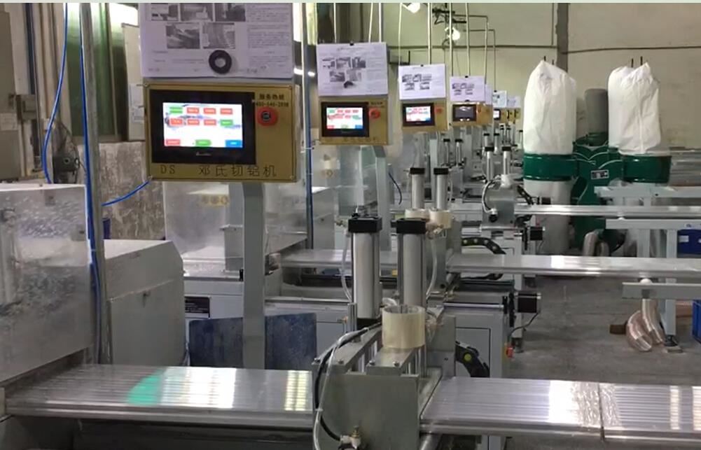 切鋁機客戶使用現(xiàn)場，8臺切鋁設(shè)備并切，3人操作