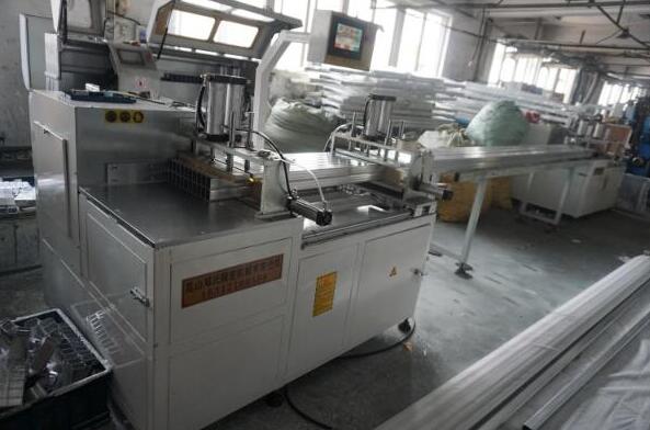 半年內(nèi)在鄧氏訂購3臺全自動切鋁機，初次竟為采購鋸片而來